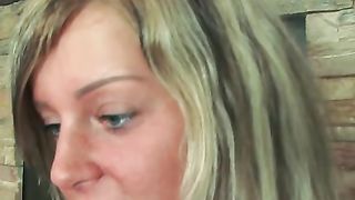 Anteprima del video: Meravigliosa bionda inculata in poltrona