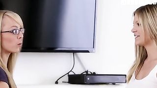 Anteprima del video: Bionde ragazze del web insegnano il sesso lesbo