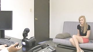 Alta bionda con un grosso culo