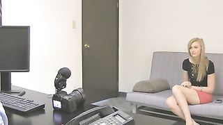 Alta bionda con un grosso culo