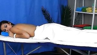 Calda brunetta scopata durante il massaggio