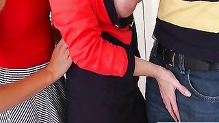 Teenager lavora cazzo assieme alla sua matrigna