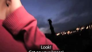 Giovane babe sexy scopata in pubblico