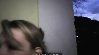 Giovane babe sexy scopata in pubblico