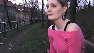 Giovane babe sexy scopata in pubblico