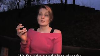 Giovane babe sexy scopata in pubblico