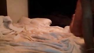 Scopa sua sorella che dorme