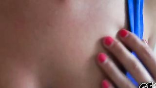 La mia ragazza mi fa un pompino in bagno