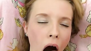 Teen scopata e sborrata in bocca