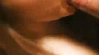 Scoperto da sua sorella mentre si fa una sega