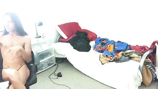 Bel travestito magro in tacchi a spillo