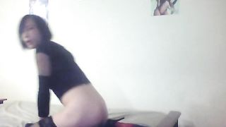 Trans bruna cavalca un dildo enorme