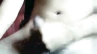 Shemale thailandese si masturba in cam