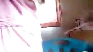 Shemale thailandese si masturba in cam