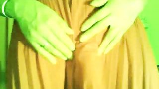 Tettona transessuale si fa una sega e sborra