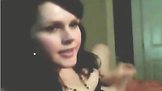 Giovane ladyboy seducente si fa una sega