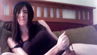 Bella brunetta con il pisello si masturba per me