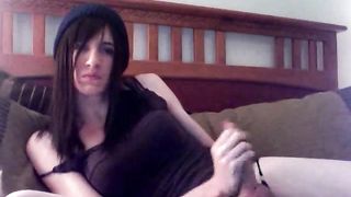 Bella brunetta con il pisello si masturba per me