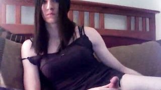 Bella brunetta con il pisello si masturba per me