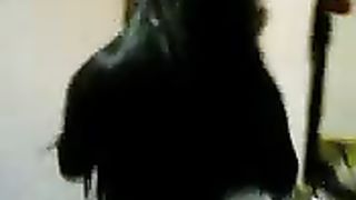 Trans mostra il suo seno finto e il suo culo spaziale