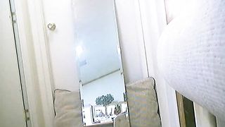 Bella transessuale bruna si masturba il culo con un dildo