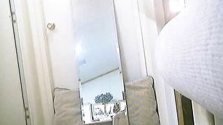 Bella transessuale bruna si masturba il culo con un dildo