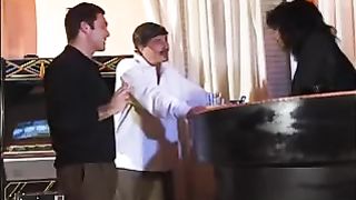 Due amici italiani fanno sesso a tre con una trans