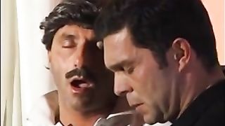 Due amici italiani fanno sesso a tre con una trans