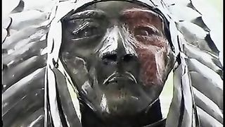 Pioggia dorata sulle tettone di una trans