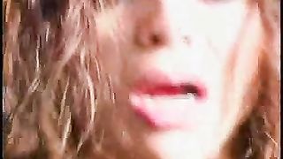 Pioggia dorata sulle tettone di una trans