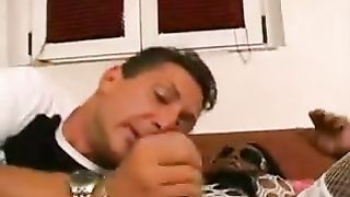 Coppia scambista italiana fa sesso con transessuale negra