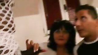 Coppia scambista italiana fa sesso con transessuale negra