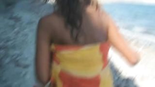 Bella fidanzata tettona si masturba in spiaggia