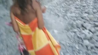 Bella fidanzata tettona si masturba in spiaggia