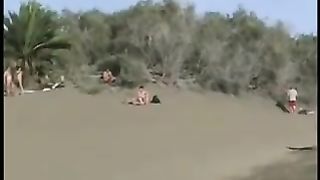 Amanti esibizionisti trombano in spiaggia