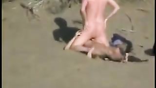 Amanti esibizionisti trombano in spiaggia