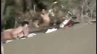 Amanti esibizionisti trombano in spiaggia