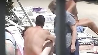 Matura grassoccia prende il sole nuda