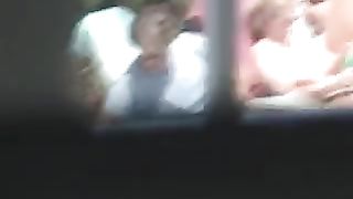 Matura grassoccia prende il sole nuda