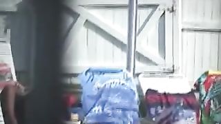 Guardone spia ospiti di un albergo naturista