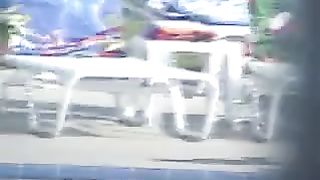 Guardone spia ospiti di un albergo naturista