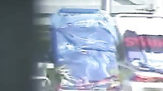 Guardone spia ospiti di un albergo naturista