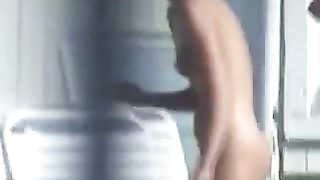 Guardone spia ospiti di un albergo naturista