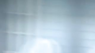 Guardone spia ospiti di un albergo naturista