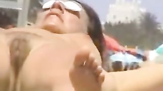 Anteprima del video: Belle fighe nude in spiaggia