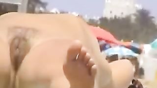 Belle fighe nude in spiaggia