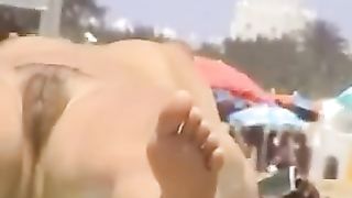 Belle fighe nude in spiaggia