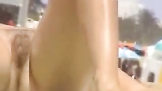 Belle fighe nude in spiaggia