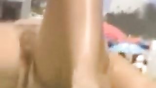 Belle fighe nude in spiaggia