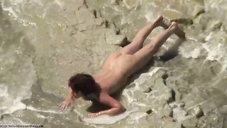 Sexy milf rossa sugli scogli